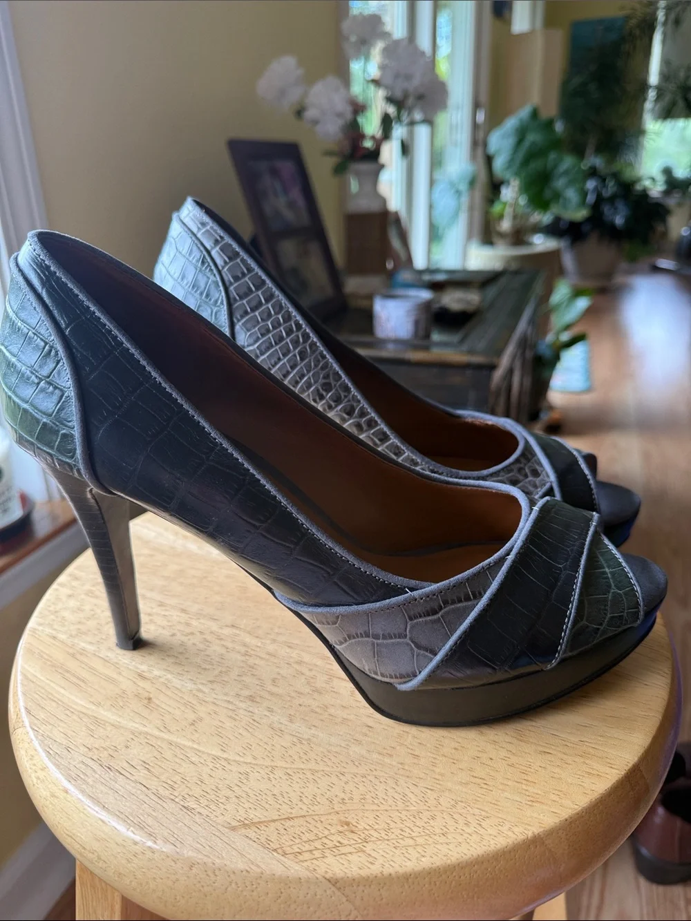 Nine West Croc Embossed Leather Peep Toe Platform Heels Olive Green sz 10